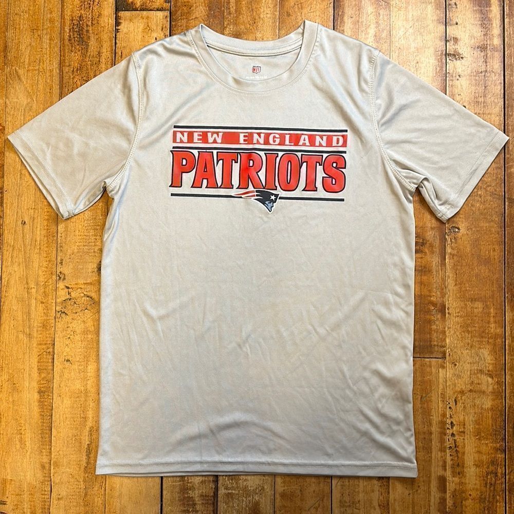 NFL New England Patriots Boys size 18 to 20 XL Gray Short Sleeve Shirt
